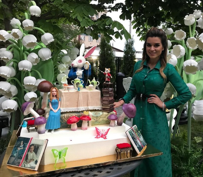 Бородина устроила дочери праздник в стиле «Алисы в Стране Чудес»