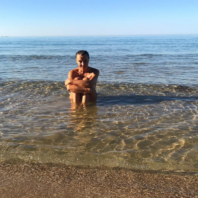 Ксения Алферова сфотографировалась обнаженной на пляже