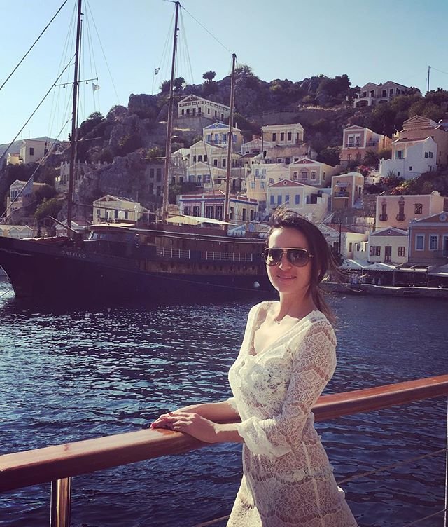 Экс-невеста Николая Баскова отлично проводит время на яхте в окружении мужчин