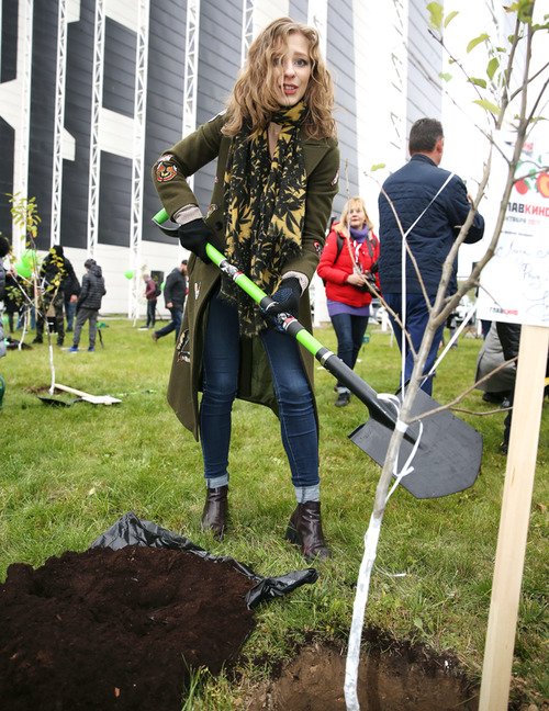 Знаменитости взялись за лопаты и посадили яблоневый сад - Фото №1